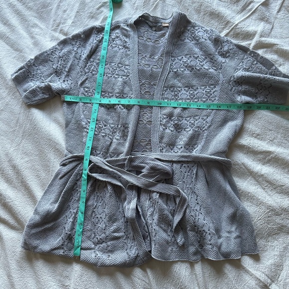 Knit short sleeve belted top - Picture 3 of 7